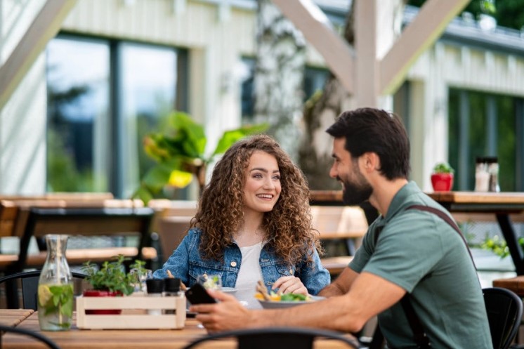stories/couple-at-lunch.jpg
