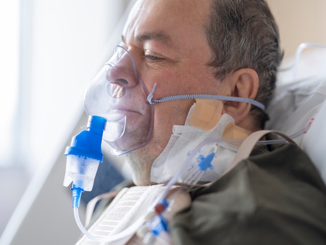 stories/man-bed-oxygen-mask.jpg