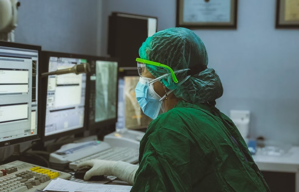 stories/nurse-in-green-attire.jpg
