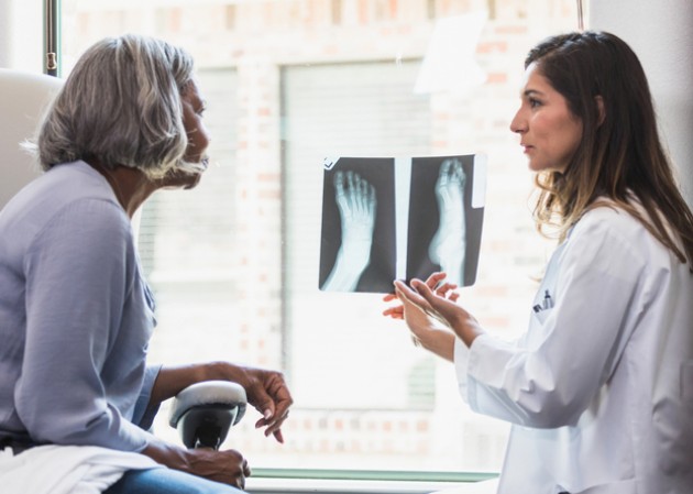 stories/orthopedic-doctor-reviews-xrays.jpg