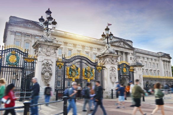 stories/palace-people-walking.jpg