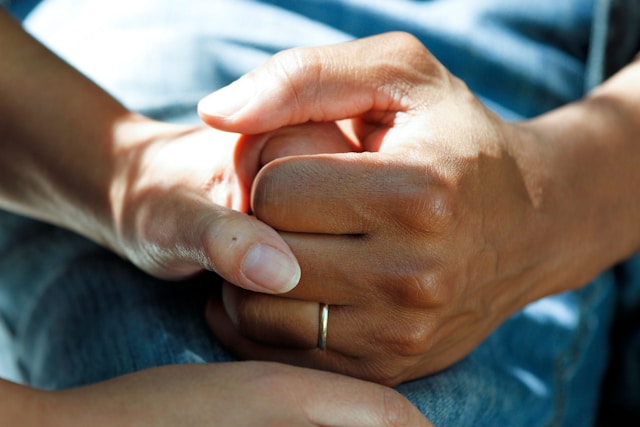 stories/patient-holding-hands.jpg