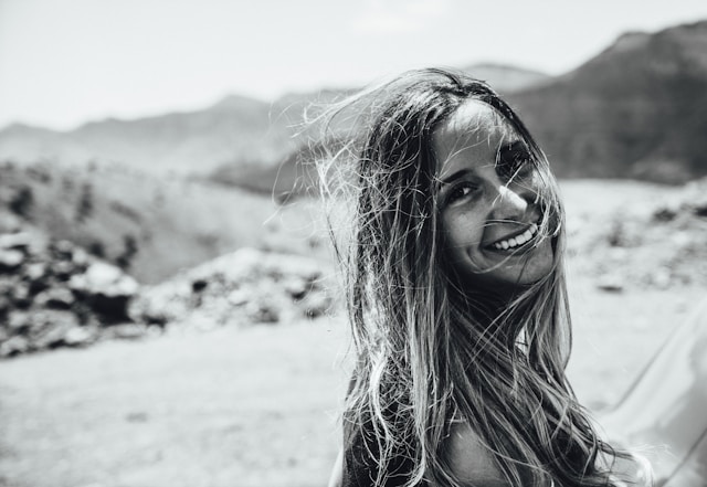 stories/smiling-woman-black-white.jpg