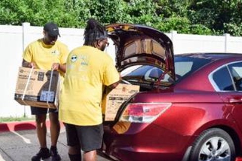 stories/volunteers-load-ac-units.jpg