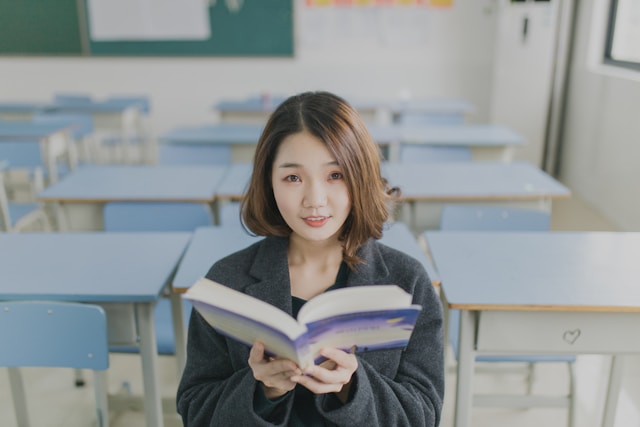 stories/womanreadingalone.jpg