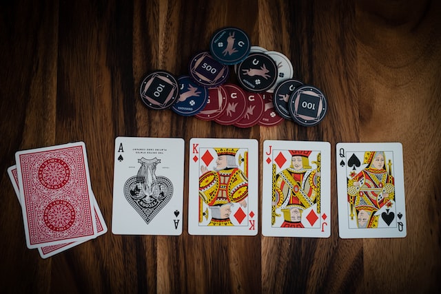 Features of playing poker at online casinos