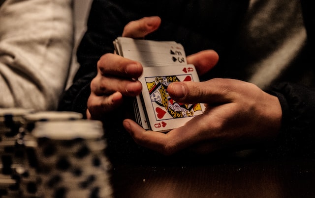 Features of playing poker at online casinos